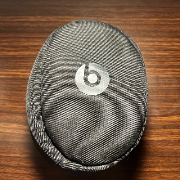 Beats Solo 3 and case - Picture 5 of 7